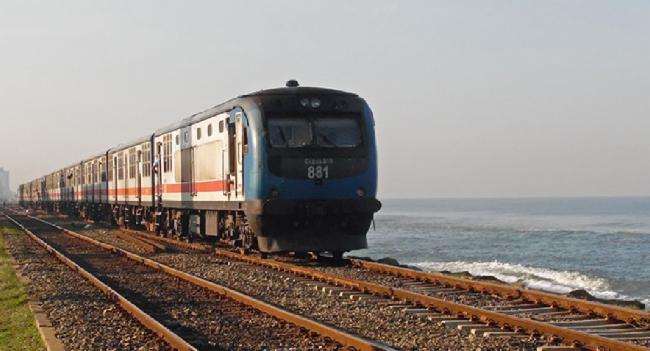 Train derails in Colpetty